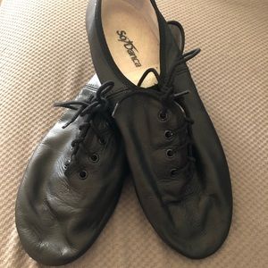 SoDanca Size 9 Lace up Jazz shoes